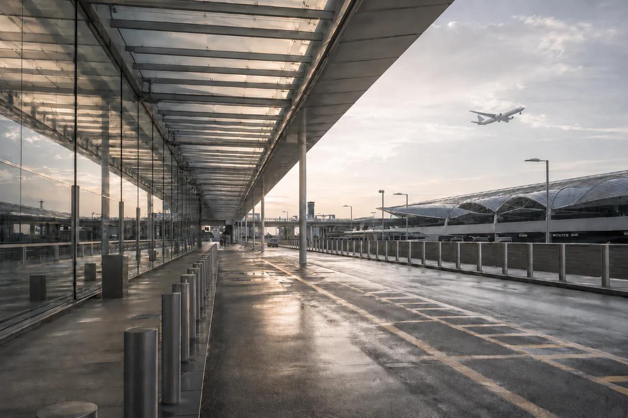 Voie de dépose couverte devant un terminal de Roissy CDG au lever du jour