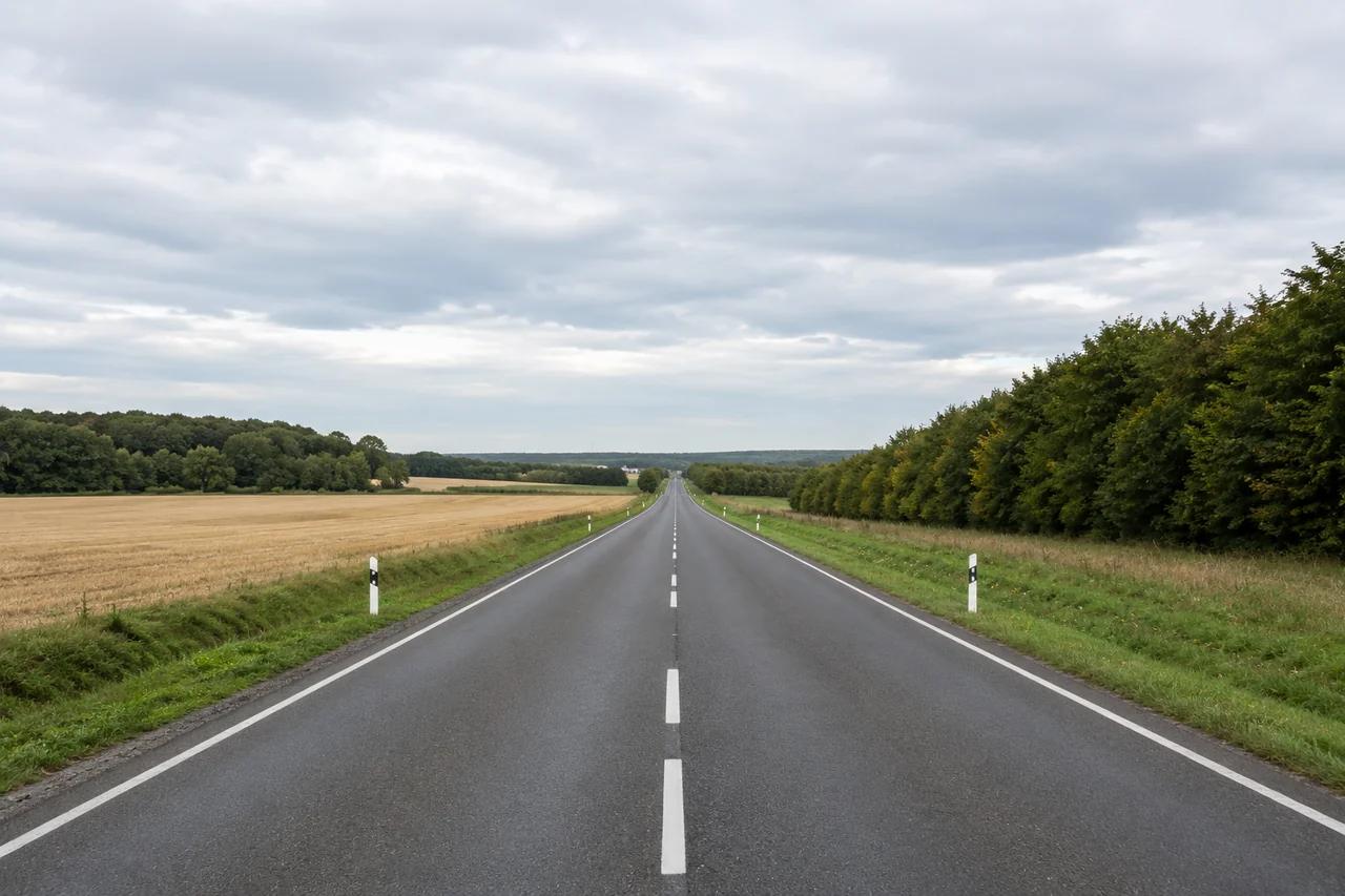 Route traversant les champs de la grande couronne francilienne