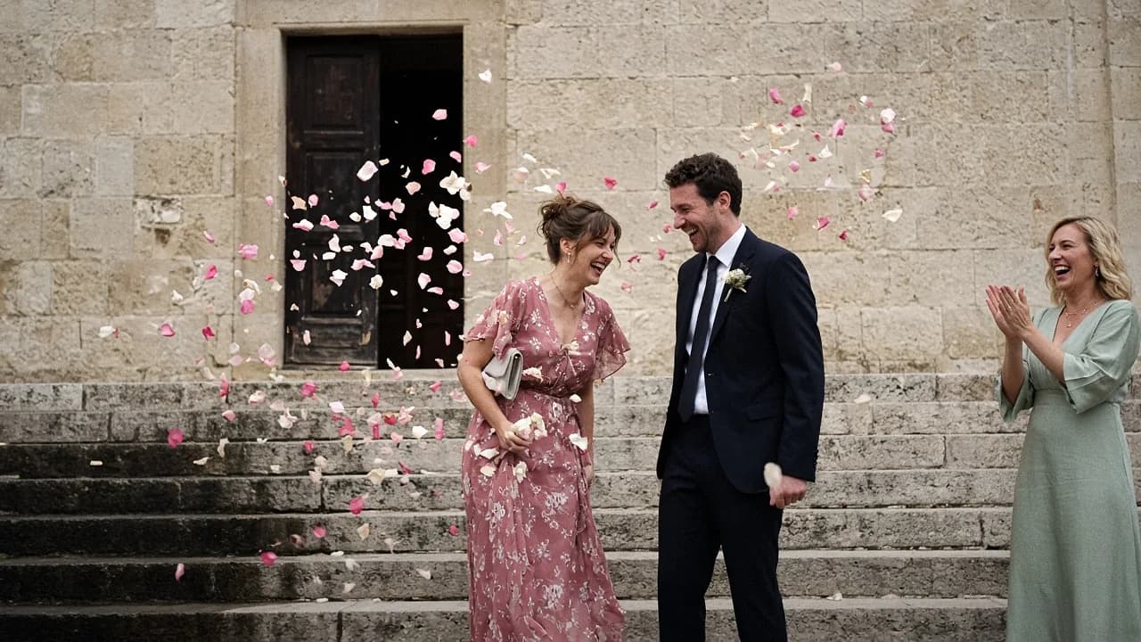 Invités lançant des pétales le jour d’un mariage à Paris