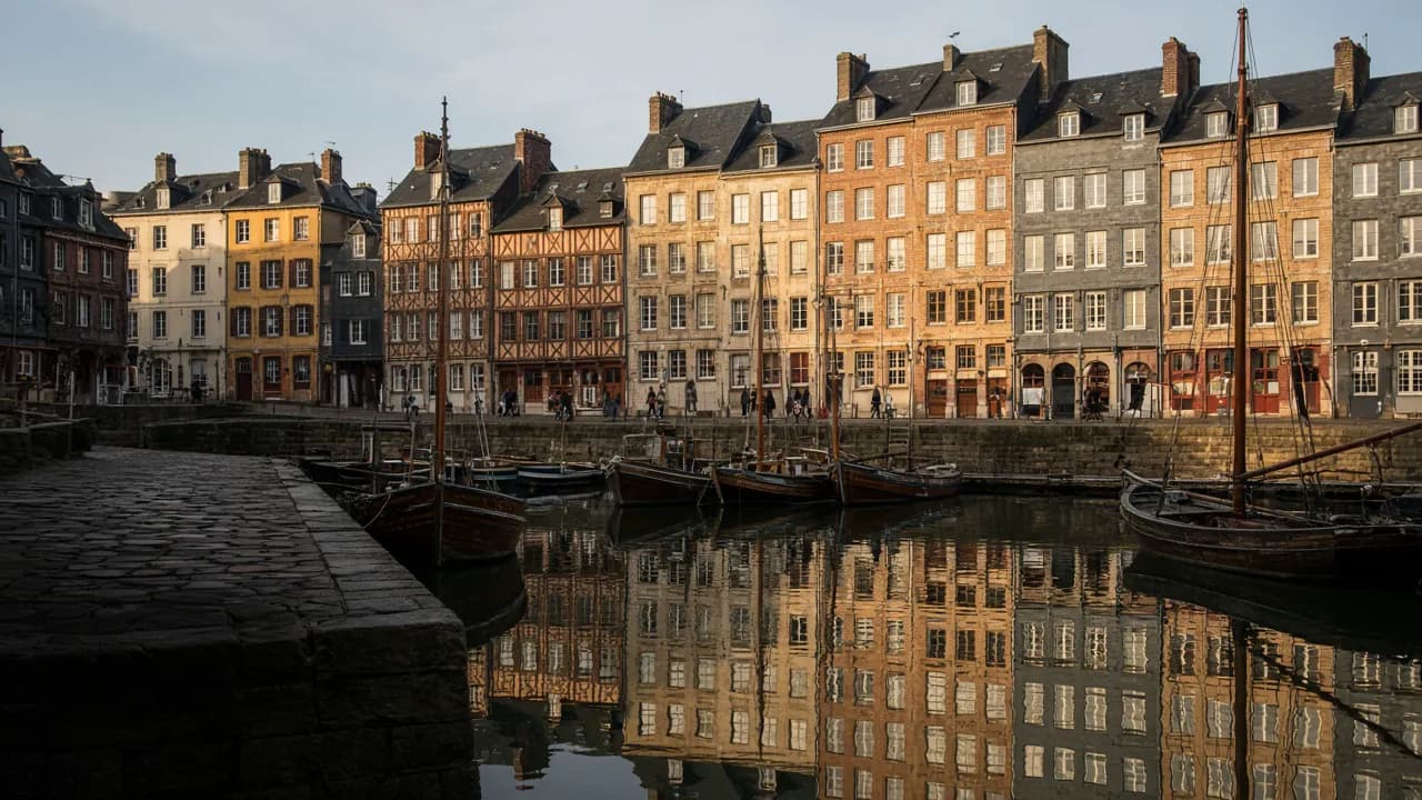 Vieux Bassin d’Honfleur, quais et maisons à colombages